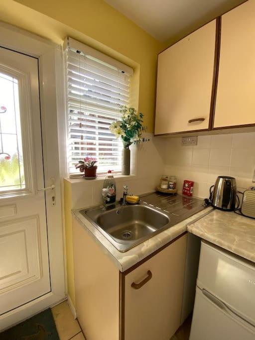 Cosy Apartment With Private Access And Kitchenette In Guildford (Adults Only) Worplesdon Exterior photo